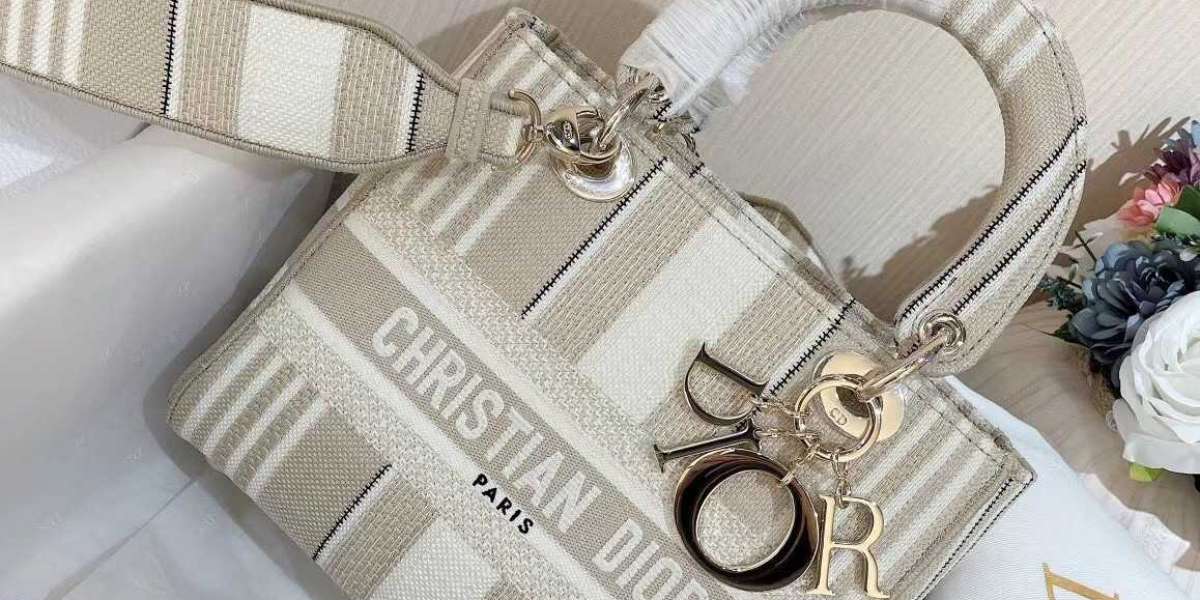 features a total of shows Dior and presentations compared